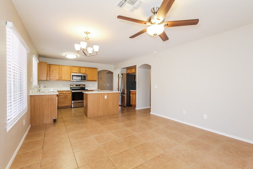 Building Photo - 12654 W Paradise Dr