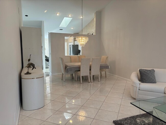 Building Photo - 5574 Royal Lake Cir
