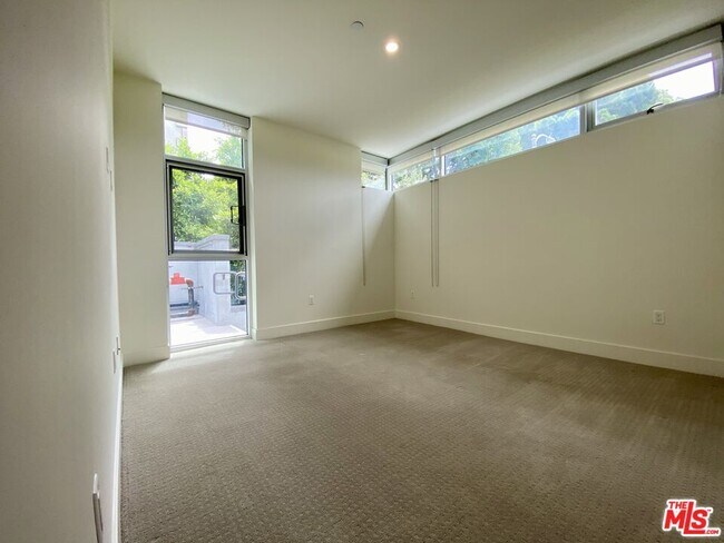 Building Photo - 9265 Burton Way