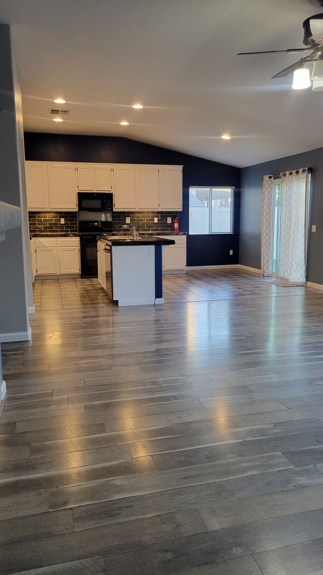 Building Photo - 32850 Sandalwood Ln