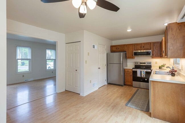 Building Photo - Updated Townhouse with Deck, Basement, New...