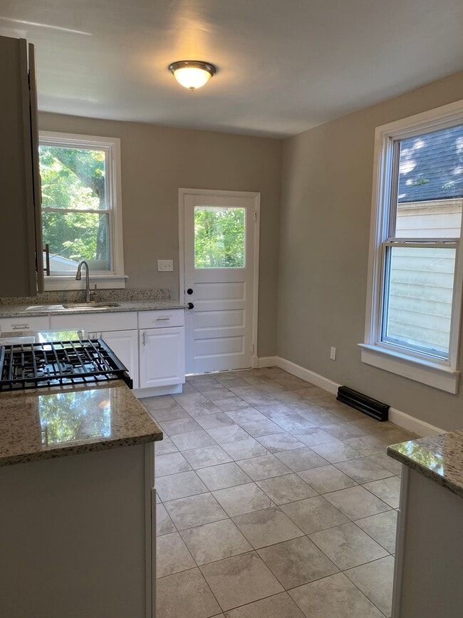 Building Photo - Newly renovated home immediately available
