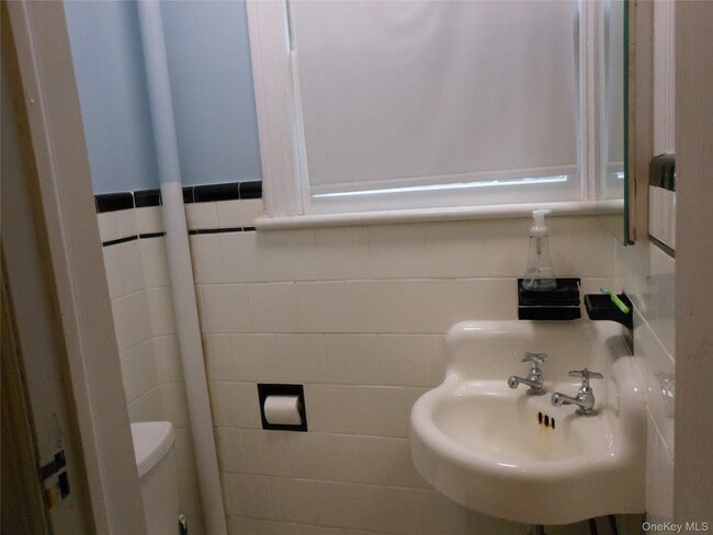 Building Photo - 47 Monroe St