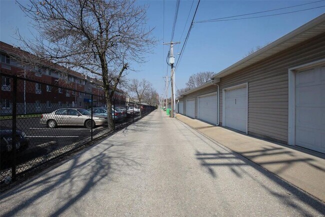 Building Photo - 425 N Sarah St