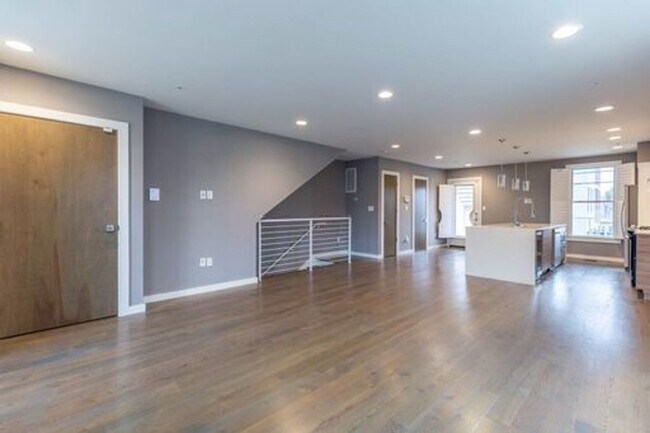 Building Photo - 1330 Montello Ave NE