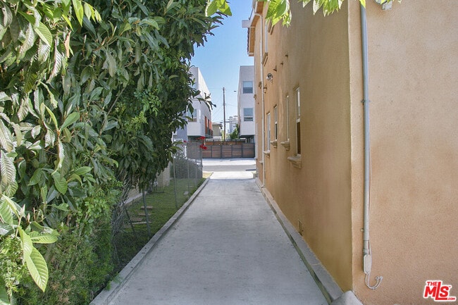 Building Photo - 6071 1/2 Pickford St