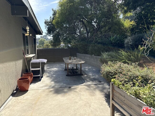 Building Photo - 2243 Silver Ridge Ave