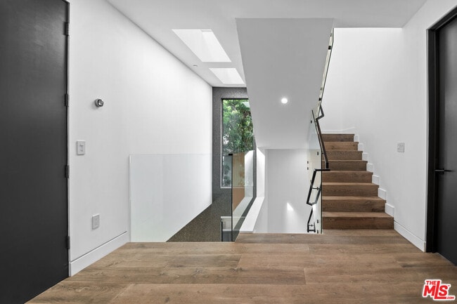 Building Photo - 516 Vernon Ave