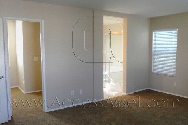 Building Photo - Beautiful Three Bedroom, Curb Appeal Home!