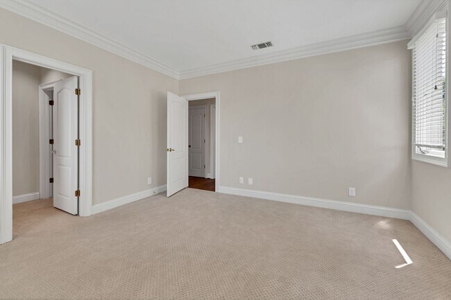 Building Photo - Newly Renovated Condo in The Westende with...