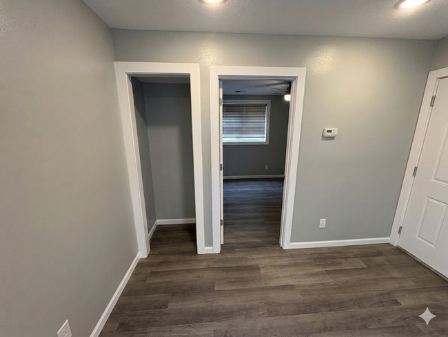 Building Photo - Newly Renovated 1 Bed Unit in Central MHK!