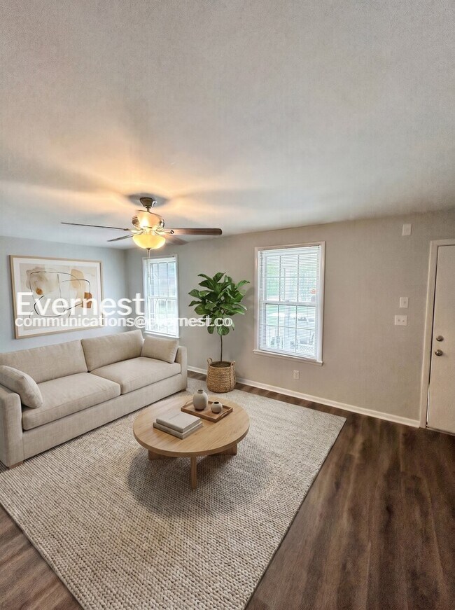Building Photo - 3 Bed, 2 Bath Home with Fenced Yard / Pet-Friendly / Coming Soon!