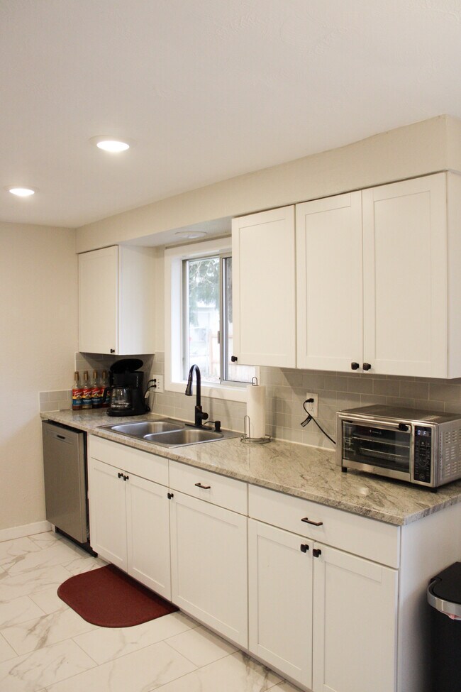 Building Photo - 2594 Hummingbird St NE