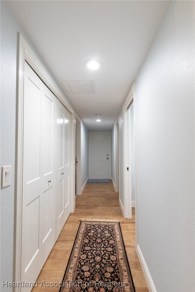 Building Photo - 102 Squirrel Point