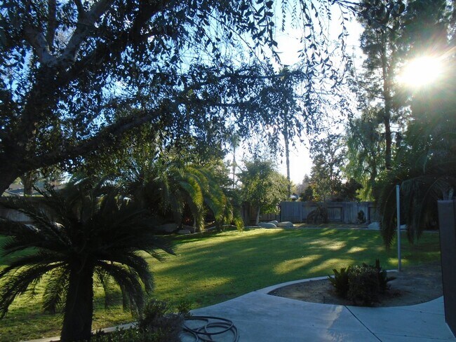 Building Photo - NW - CUSTOM HOME WITH POOL!!