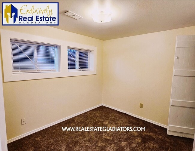 Building Photo - Pet Friendly Fresh 3 bed 2 bath with fully fenced yard