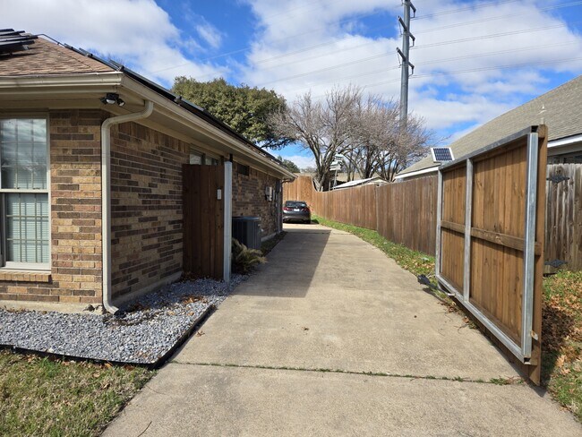 Building Photo - 5509 Edgewater Cir