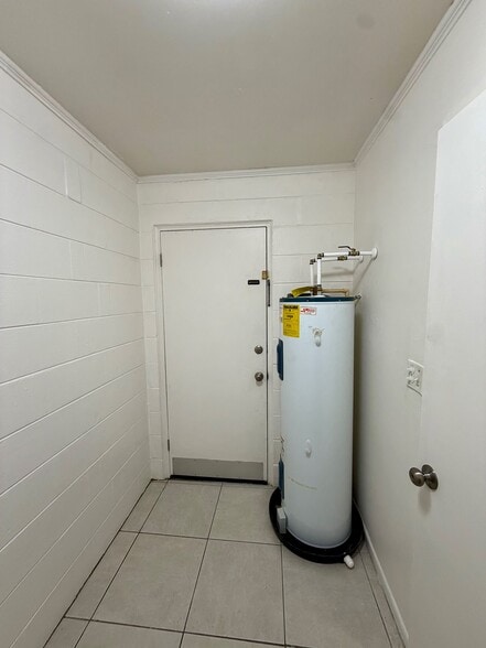 Laundry room - 914 La Salle Ave