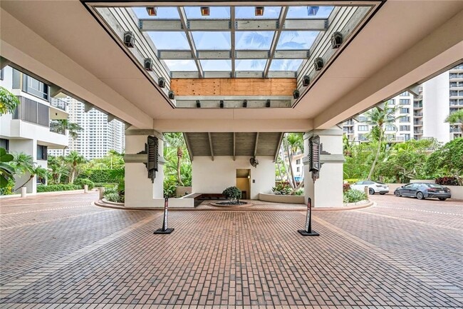 Building Photo - 520 Brickell Key Dr