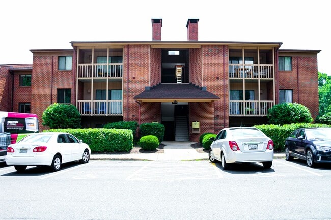 Building Photo - One Bedroom with a Den at Turtle Creek!