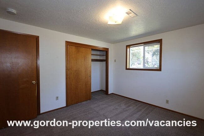 Building Photo - SE Molt St - Milwaukie mid-century split l...