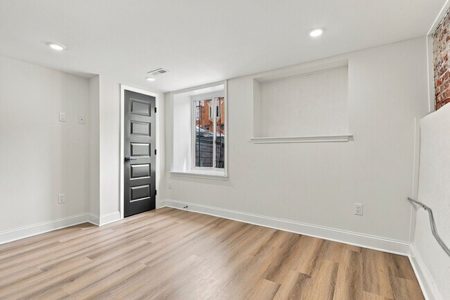 Building Photo - 2434 N 33rd St