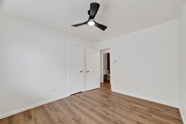 Building Photo - 7403 Oak Walk Dr