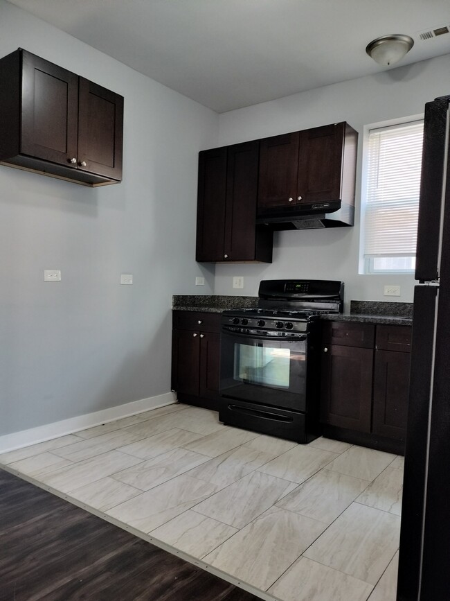 Building Photo - 1945 W 48th St