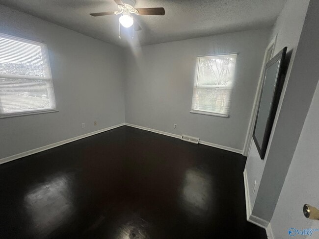 Building Photo - 409 Cumberland Dr SE