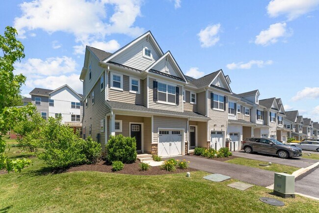 Building Photo - Elegant 3-Bedroom Home in Isaac Court. Available the Second Week of October!