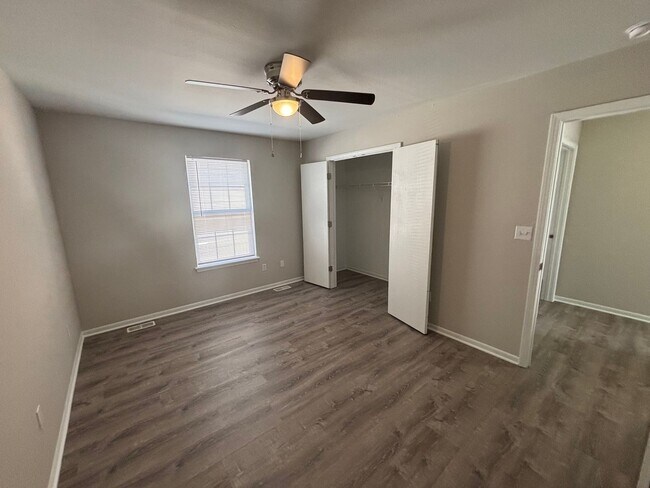 Building Photo - 1425-1427 Bodie Dr.