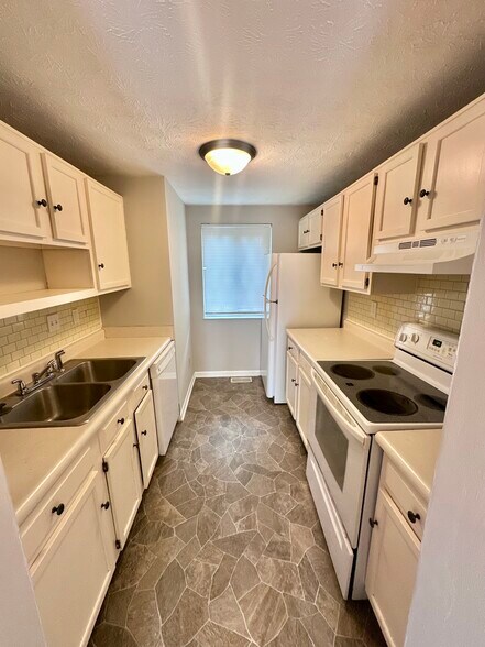 Building Photo - 384 Wellington Ct