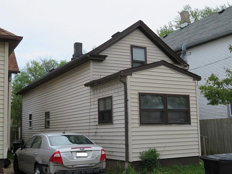 Building Photo - 1821 Marquette St