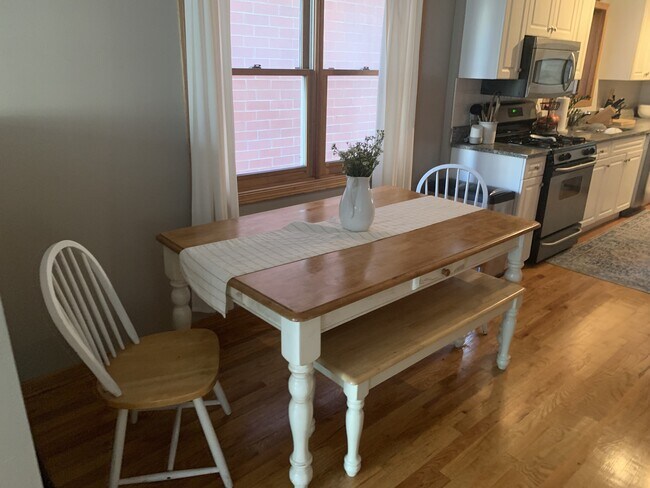 dining area - 939 N Fairfield Ave