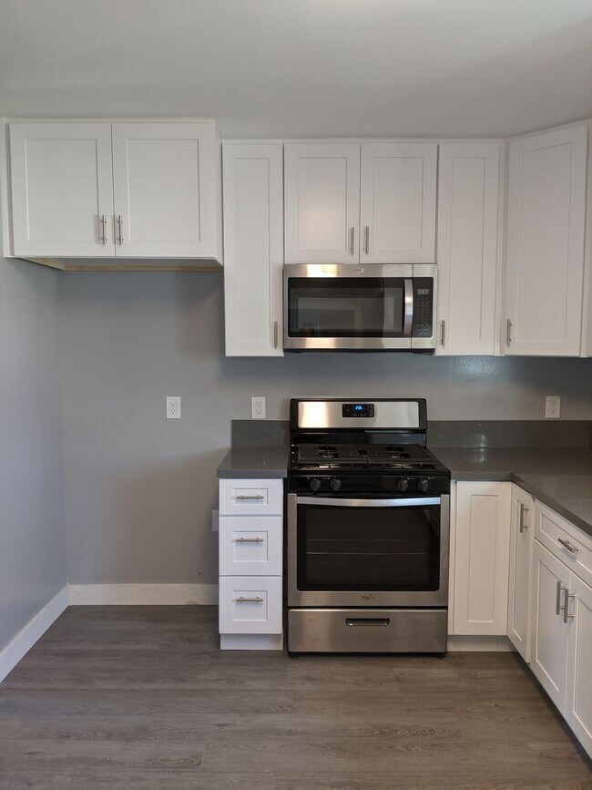 Building Photo - Stunning 2 Bedroom 1 Bath Home in a Private Oasis!