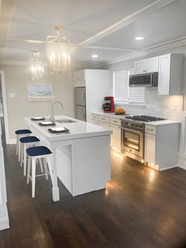 Building Photo - Spacious 3 Bed / 2.5 Bath Home - Large Yar...