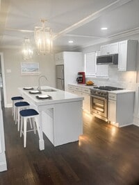 Building Photo - Spacious 3 Bed / 2.5 Bath Home - Large Yar...
