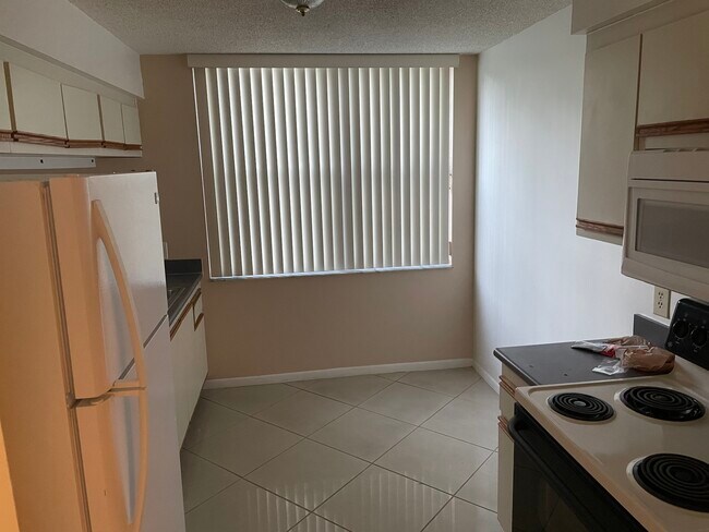 Building Photo - 1915 Lavers Cir