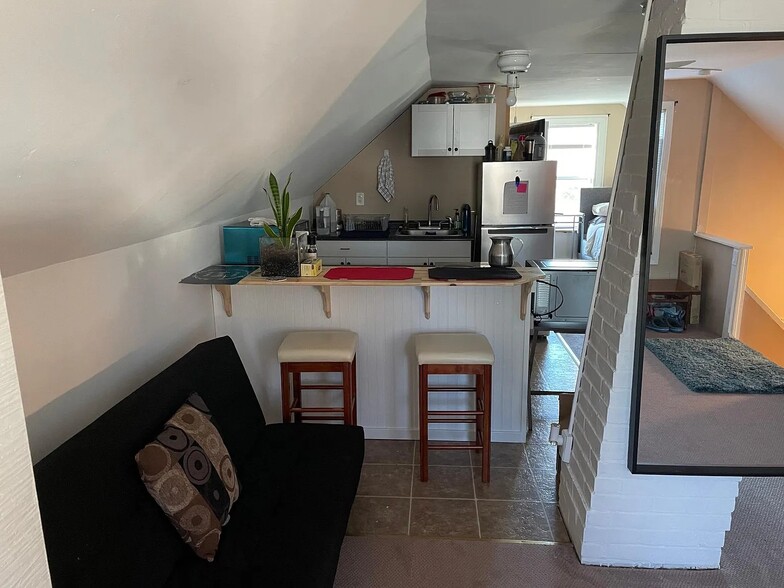 Building Photo - 83 Kneen St