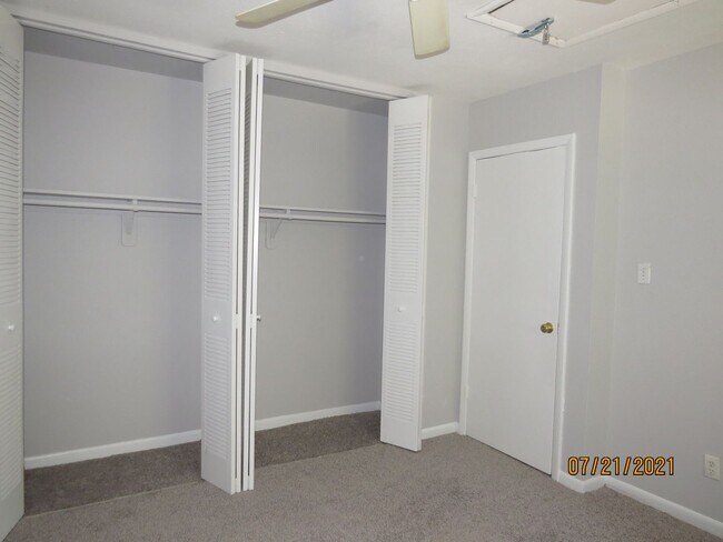 Building Photo - 2 BEDROOM 1 BATHROOM CONDOMINIUM IN OAK BR...