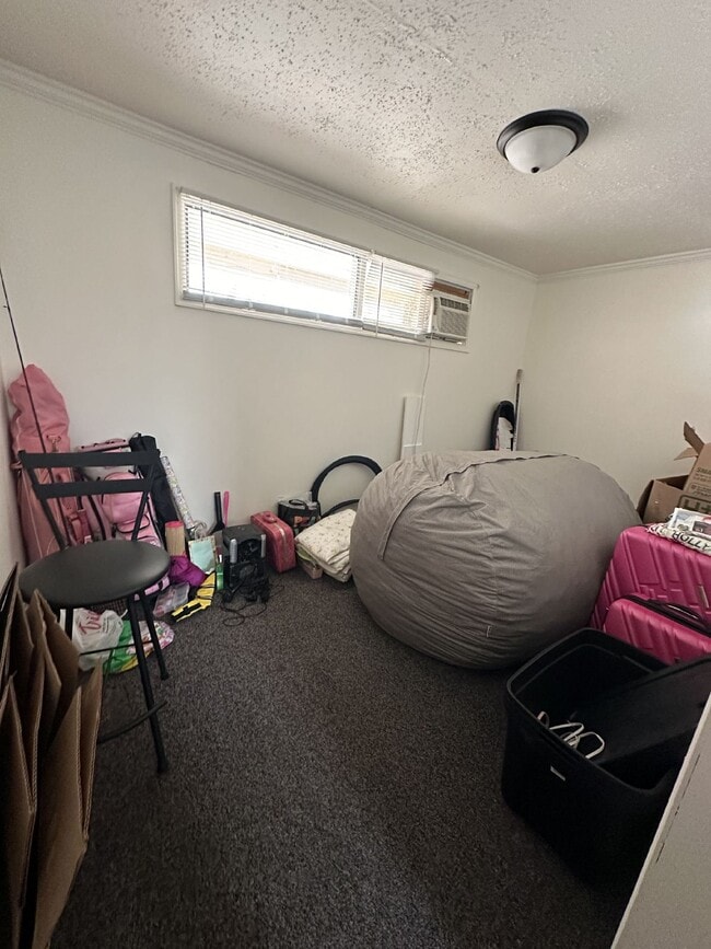 Building Photo - 3 Bed 1 Bath overlooking historic Grand Av...