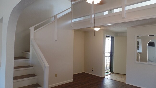 Building Photo - 2 bedroom + loft bedroom, 1 bath, 2 parkin...