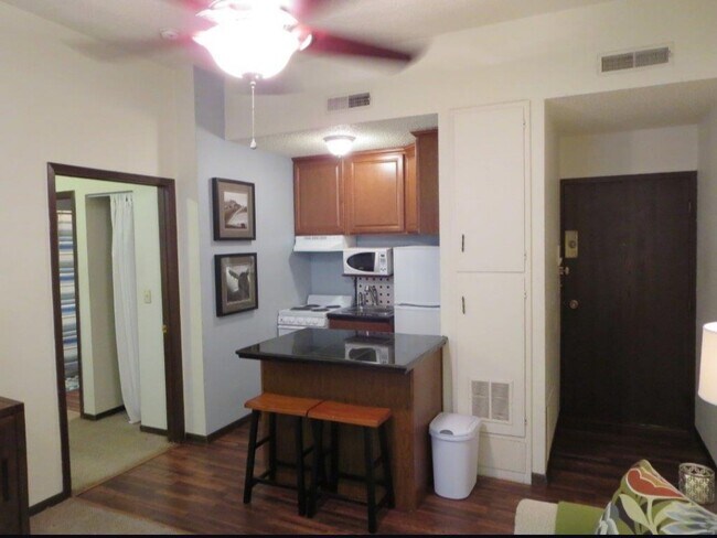 Building Photo - 618 E Douglas Ave