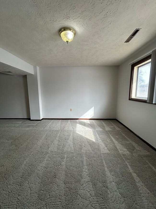 Building Photo - Spacious 3-Bedroom, 1-Bath Home with Garage & Basement in La Vista