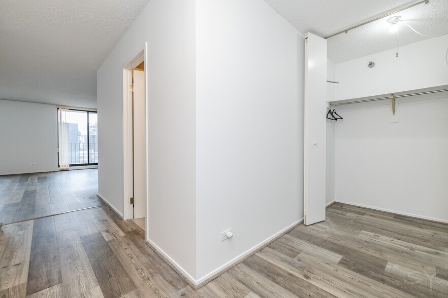 Building Photo - 70 W Huron St