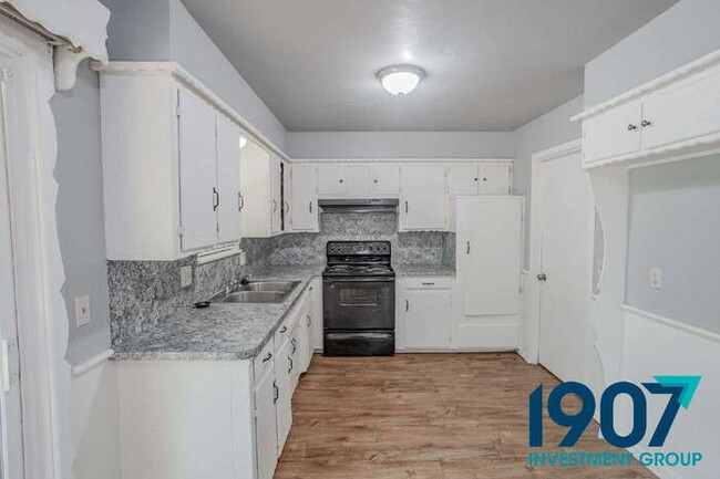 Building Photo - Charming 3-Bedroom Home in Del City - Read...