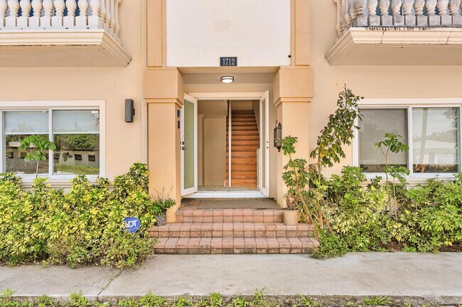Building Photo - Fully Furnished Townhome in East Hollywood!