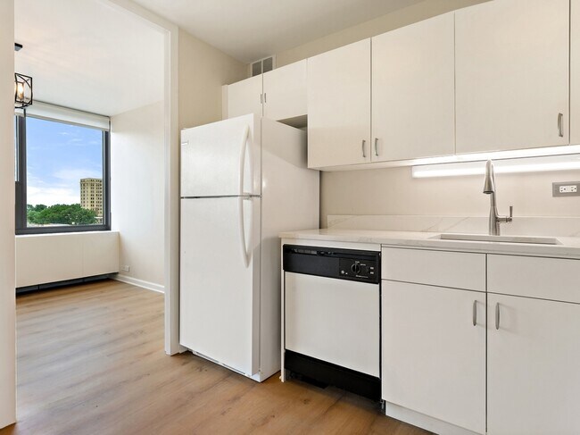 Building Photo - 1700 E 56th St