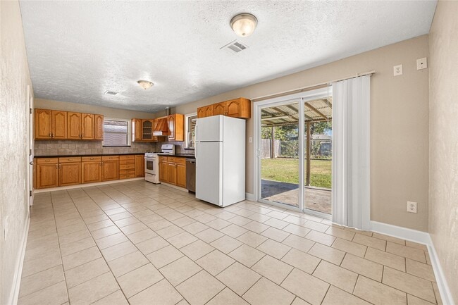 Building Photo - 2018 Woodvine Dr