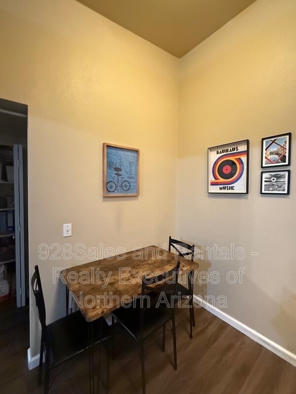 Building Photo - 1385 W University Ave